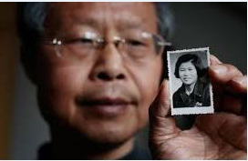 '醒悟后的张红兵手持母亲遗像深深忏悔' '醒悟后的张红兵手持母亲遗像深深忏悔'